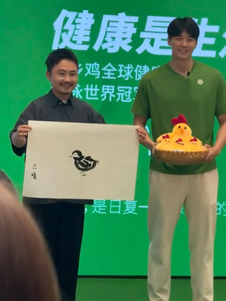 甬敢小兔  物料资讯｜老乡鸡合影分享汪顺老乡鸡全球健康代言人