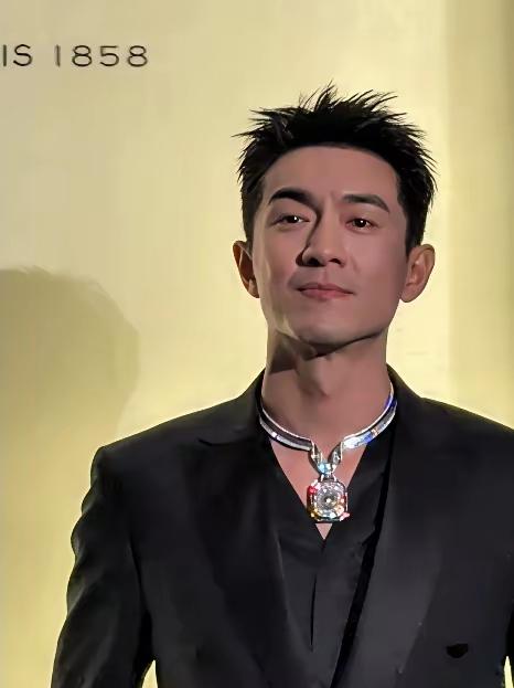 林更新戴的项链真特别，又紧又粗又大，箍在脖子上，感觉特别不舒服，应该叫项圈更合适