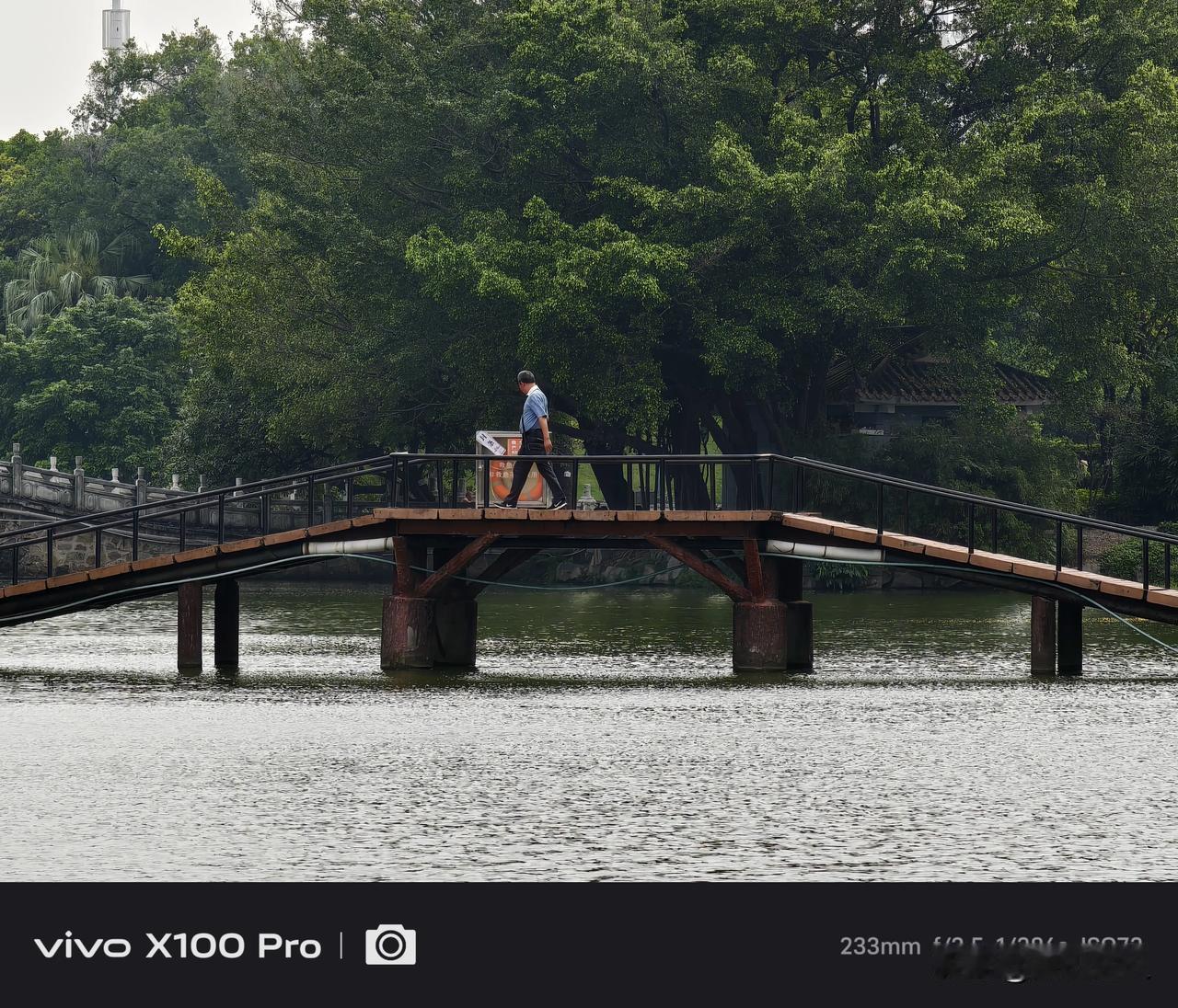 来来来，给大家分享一组刚刚晨跑时随手拍摄的人文图，祝大家周末愉快！#数码资讯# 