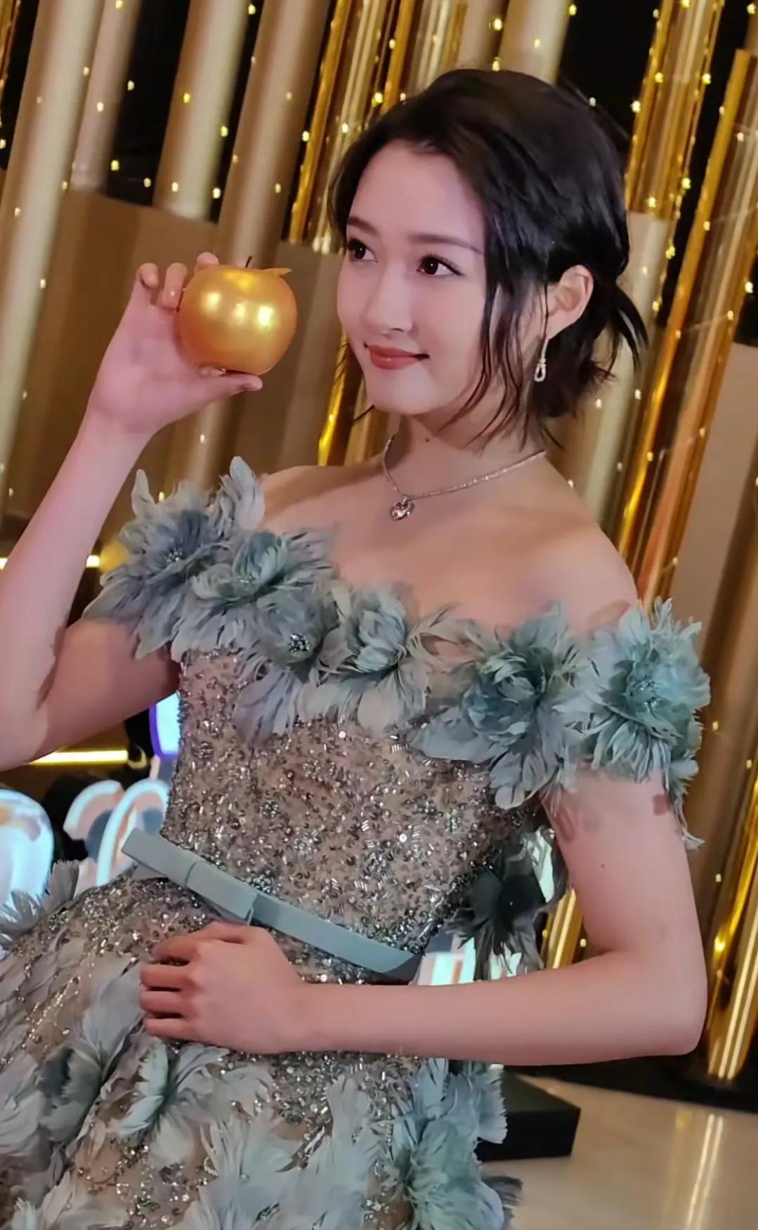 电视剧品质盛典关晓彤的这个礼服是属于仙女裙吧，感觉没有把她的优势展现出来，这个发