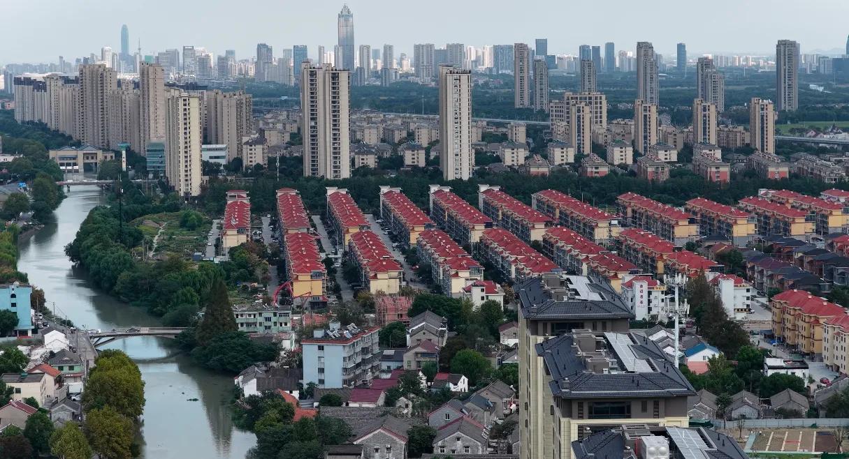 海宁近几年随着房产市场的走弱，拆迁搬迁政策非常频繁，市区三个里搬迁还未结束，斜桥