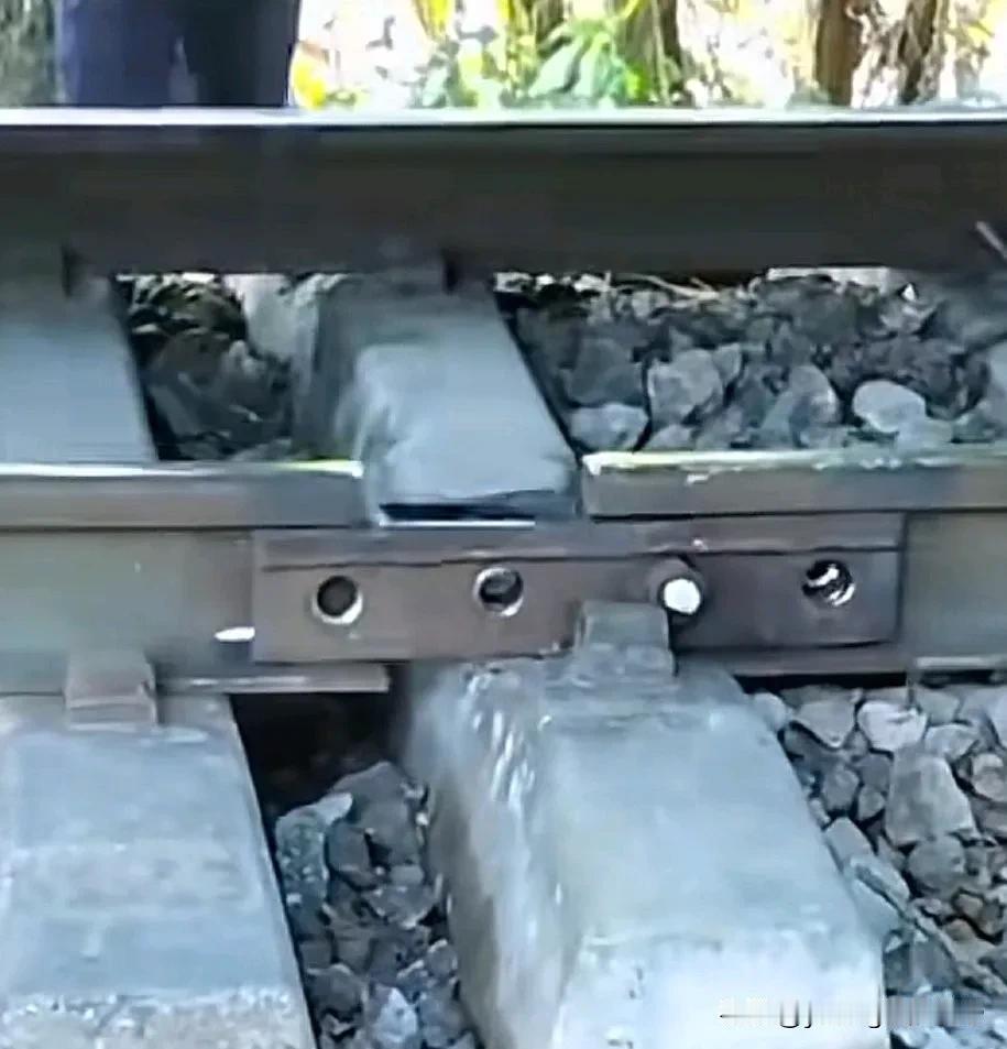 国外火车迷拍摄的视频，在非洲的某个国家，铁路缺少维护，钢轨之间竟然会出现比手臂还