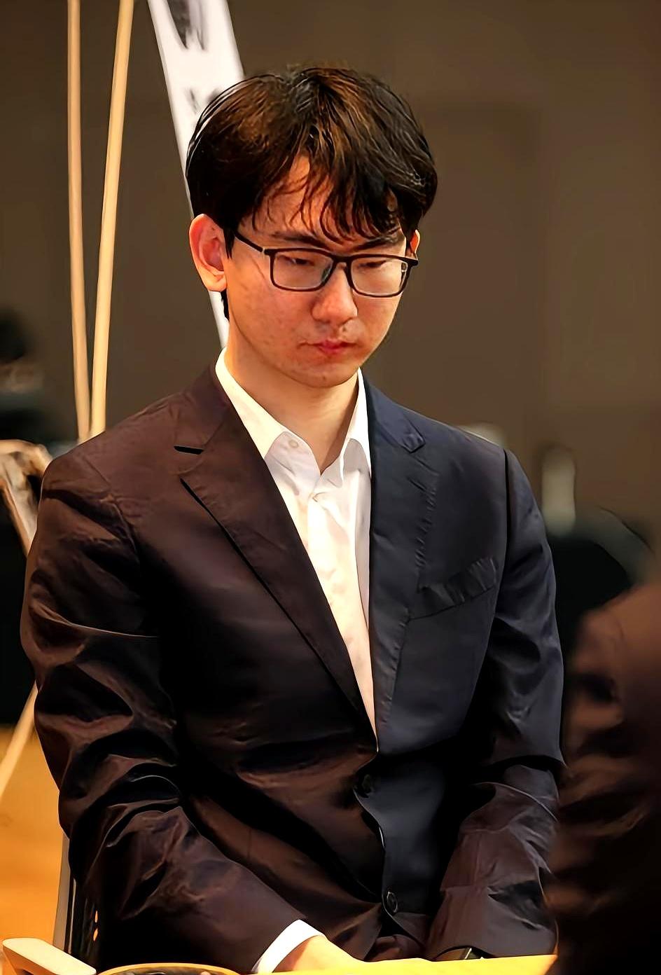 刚结束的第28届三星杯八强赛，中国棋手两场内战都赢了。丁浩九段执白半目险胜檀啸，