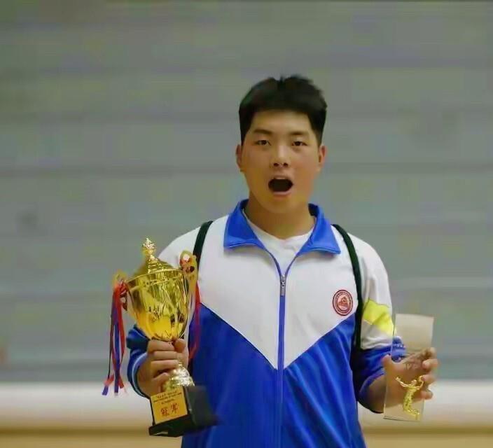 18岁的贵州体育生冯发胜倒在操场那天，村里人都以为他是普通中暑歇会就好，谁能想到