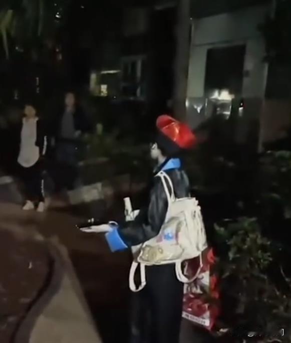 #女子深夜穿僵尸服回小区吓到遛狗大爷#近日，在重庆的一个小区内，发生了一起让人哭