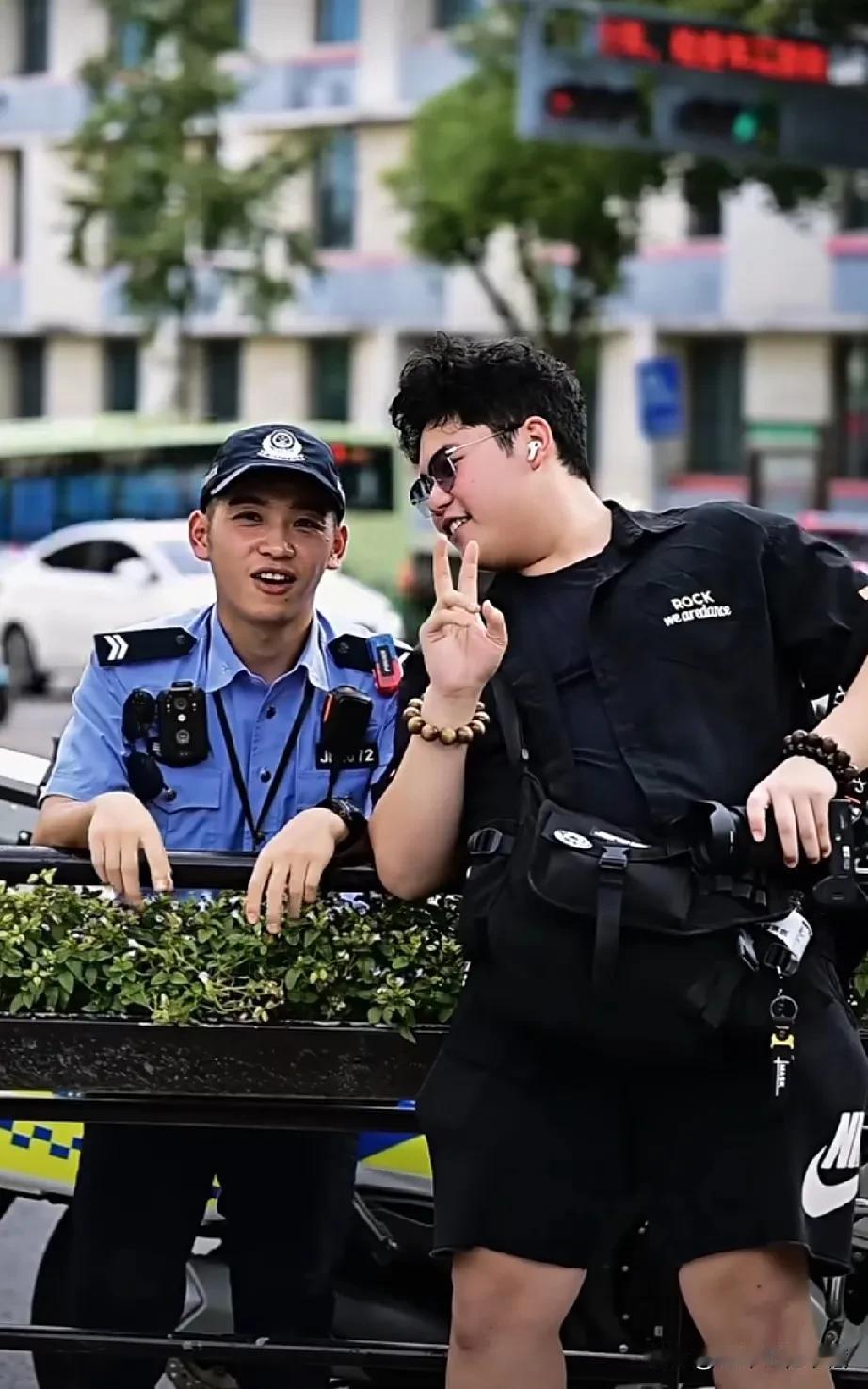 香港市民千里迢迢跑来四川自贡，一睹陈俊风采，这位香港市胖乎乎的粉丝为了一睹风采，