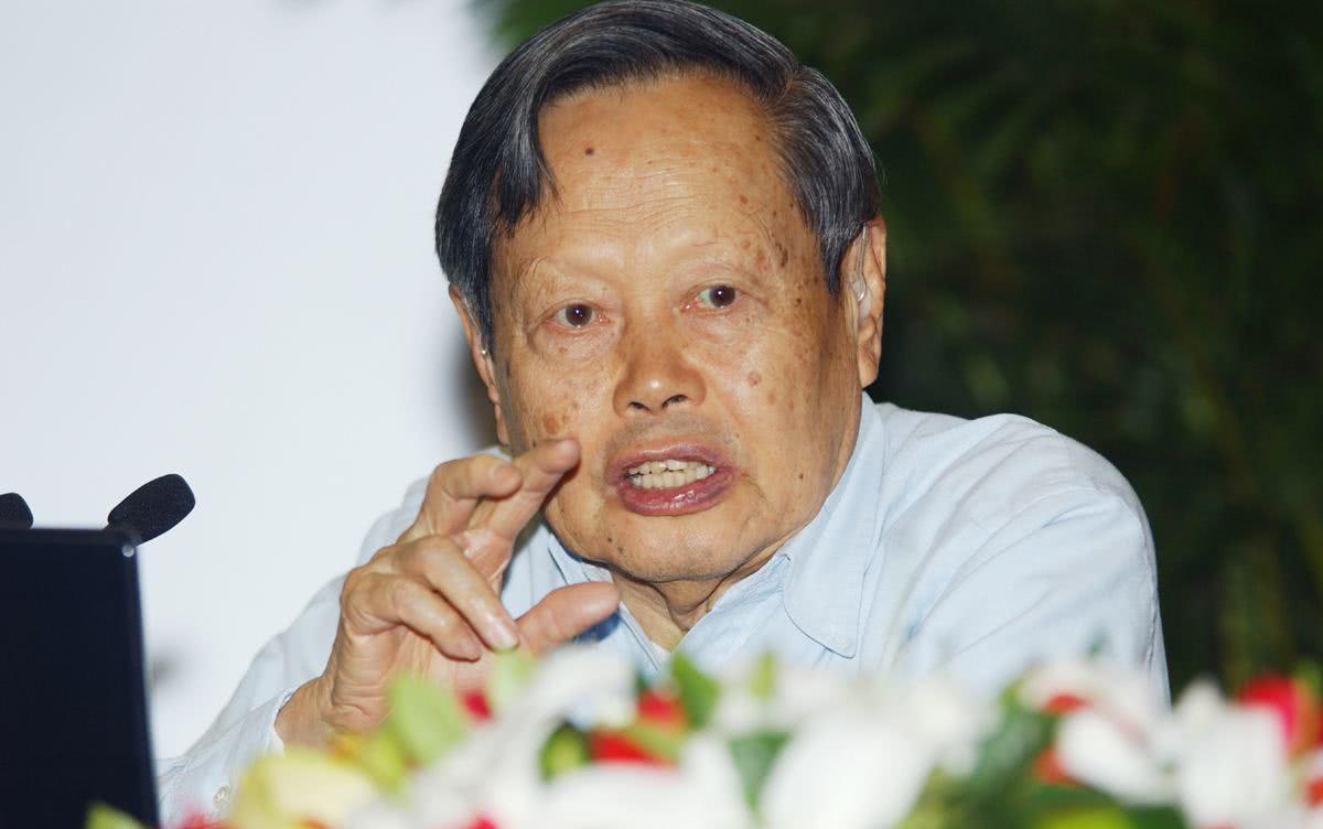 杨振宁曾顶着骂名，极力反对花2000亿建大型粒子对撞机，中科院院士王贻芳说：“一