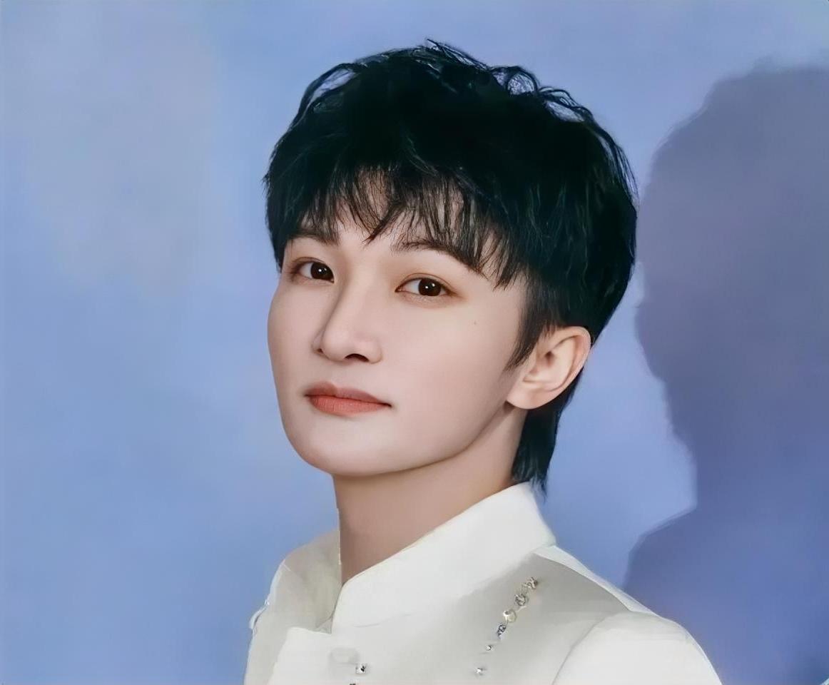 心不由得一紧，
杨千嬅沉默了，张柏芝也沉默了。
不是因为啥，是周深低调的偷偷捐了