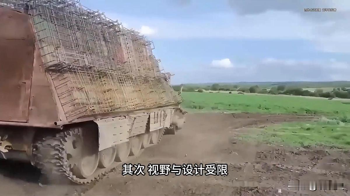 2024 年乌克兰东部战场，一段无人机拍摄的画面曾引发不少热议：一辆俄军 T-7