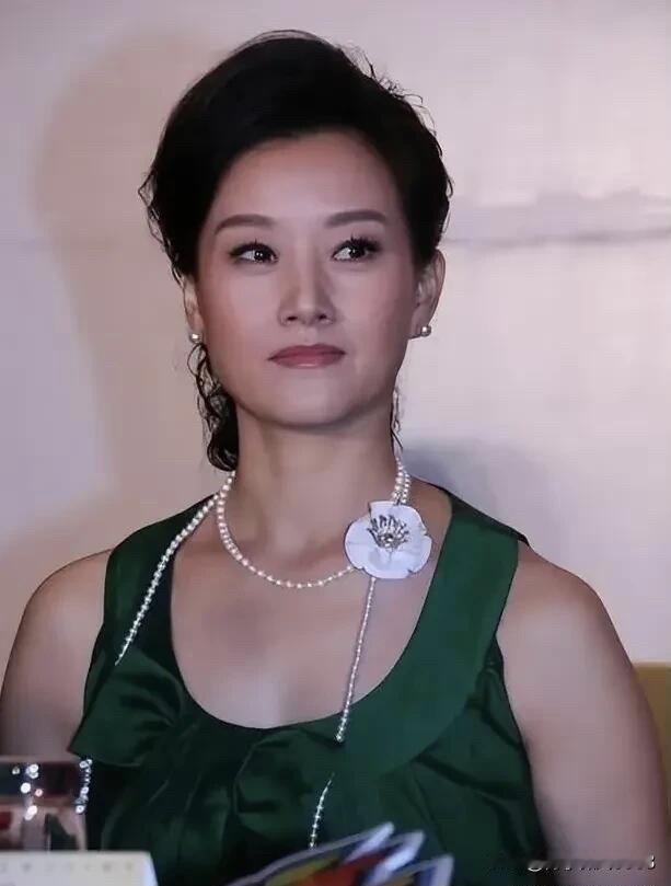 说到90年代的第一美人，她绝对是当之无愧的。天鹅颈与直角肩，水汪汪的大眼睛，标准