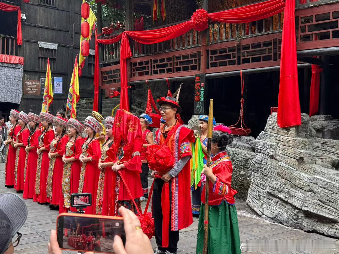 青山抱江水，古楼藏人家今天在这里👇🏻看一场热闹的土家表演置身吊脚楼沉浸式体会