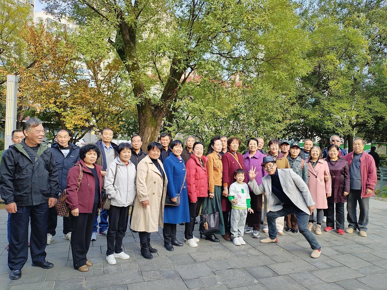 长安区樊川中学75级同学走出校门50年聚会圆满成功！
    亲爱的同学们：
