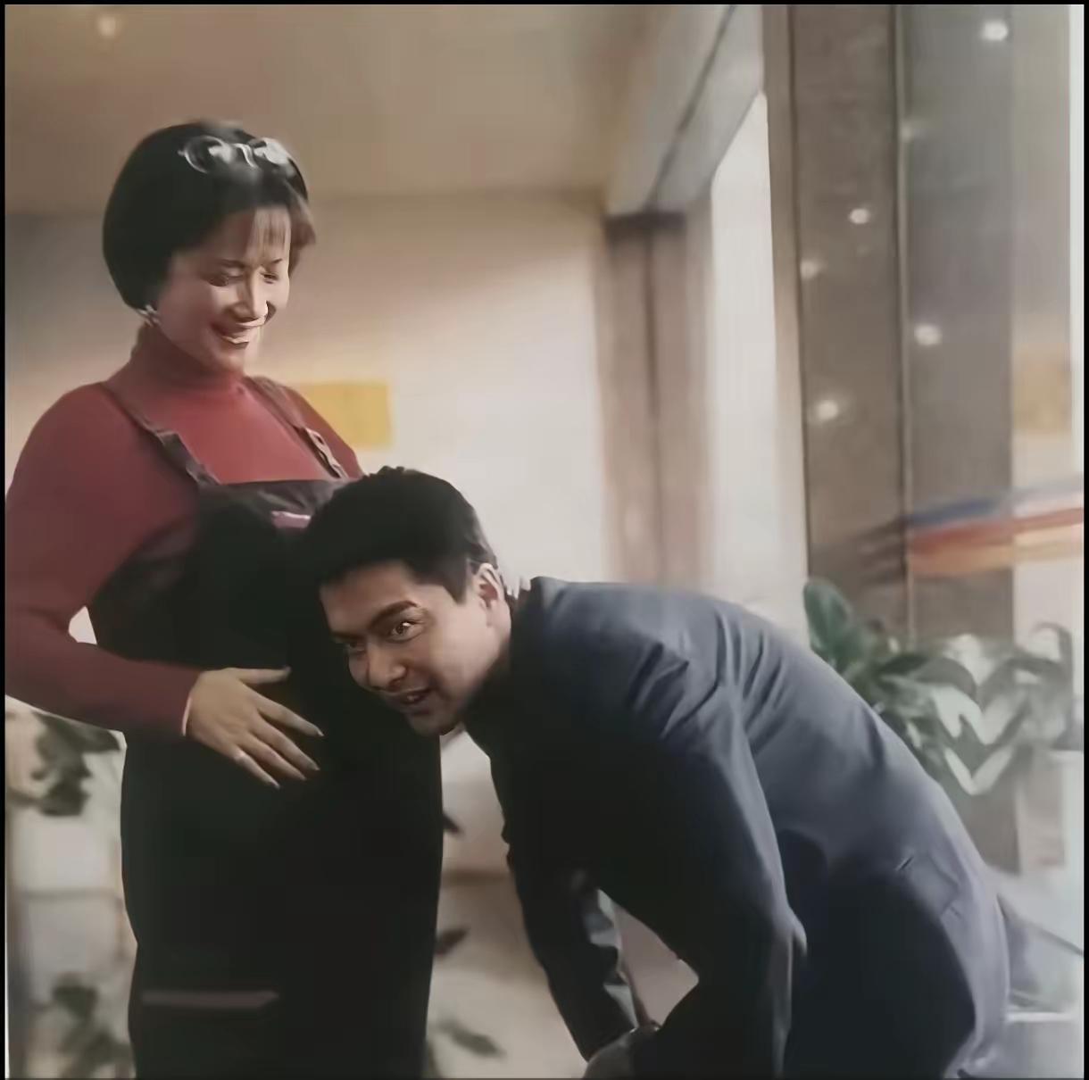 我觉得，
何晴离开了，
最大的遗憾，不是跟许亚军离婚，而是没能看到24岁的儿子许