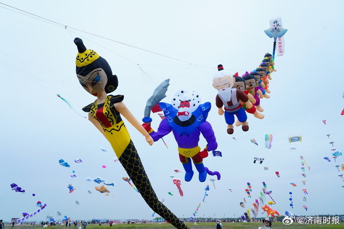 【#全球2370只风筝都来潍坊啦#】4月18日，2026“发现宝藏山东”主题旅游