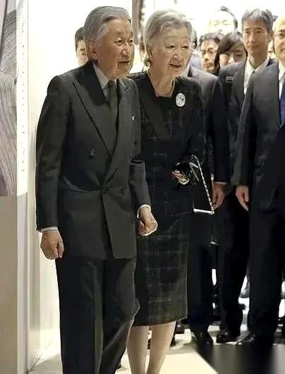 “她给父母生了孙子！”这句在普通人家听起来稀松平常的话，此刻却像一枚哑弹，扔进了