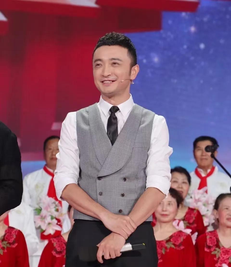 终于知道
央视春晚主持为啥一直有尼格买提
不是因为他长得帅，而是因为
他总是能换