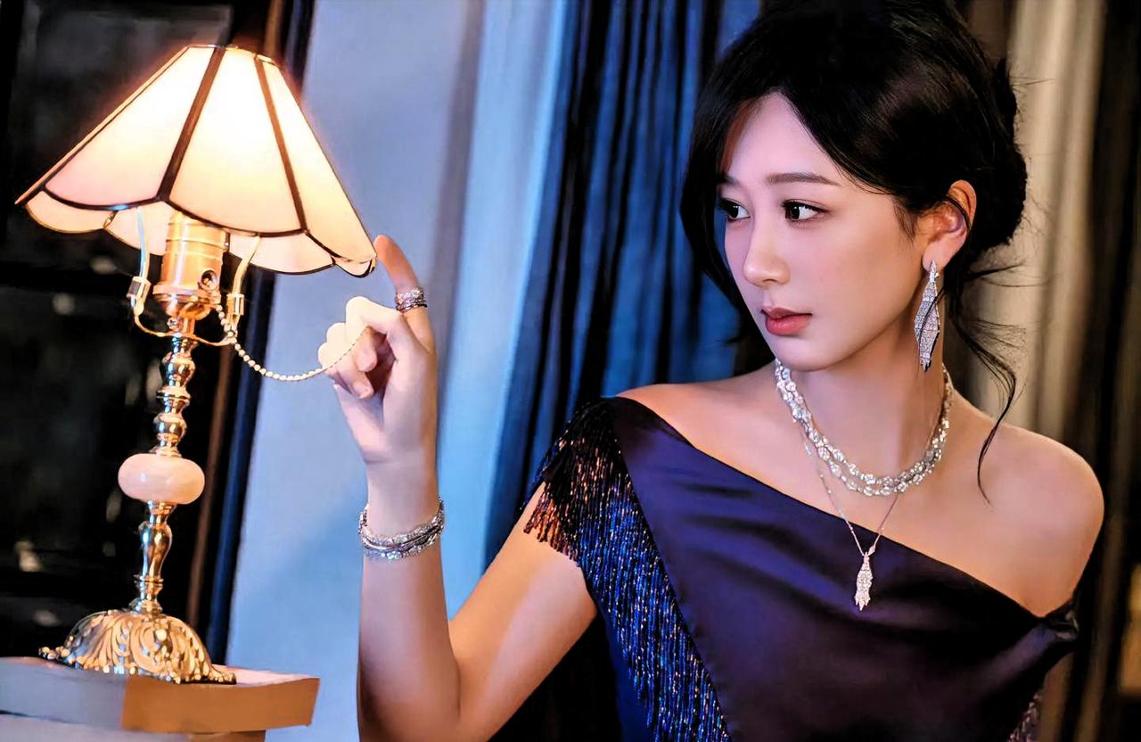 热巴刚赢官司
杨紫立马跟进追责
AI偷脸乱象太猖狂
十秒镜头五百块成本
拿顶流脸