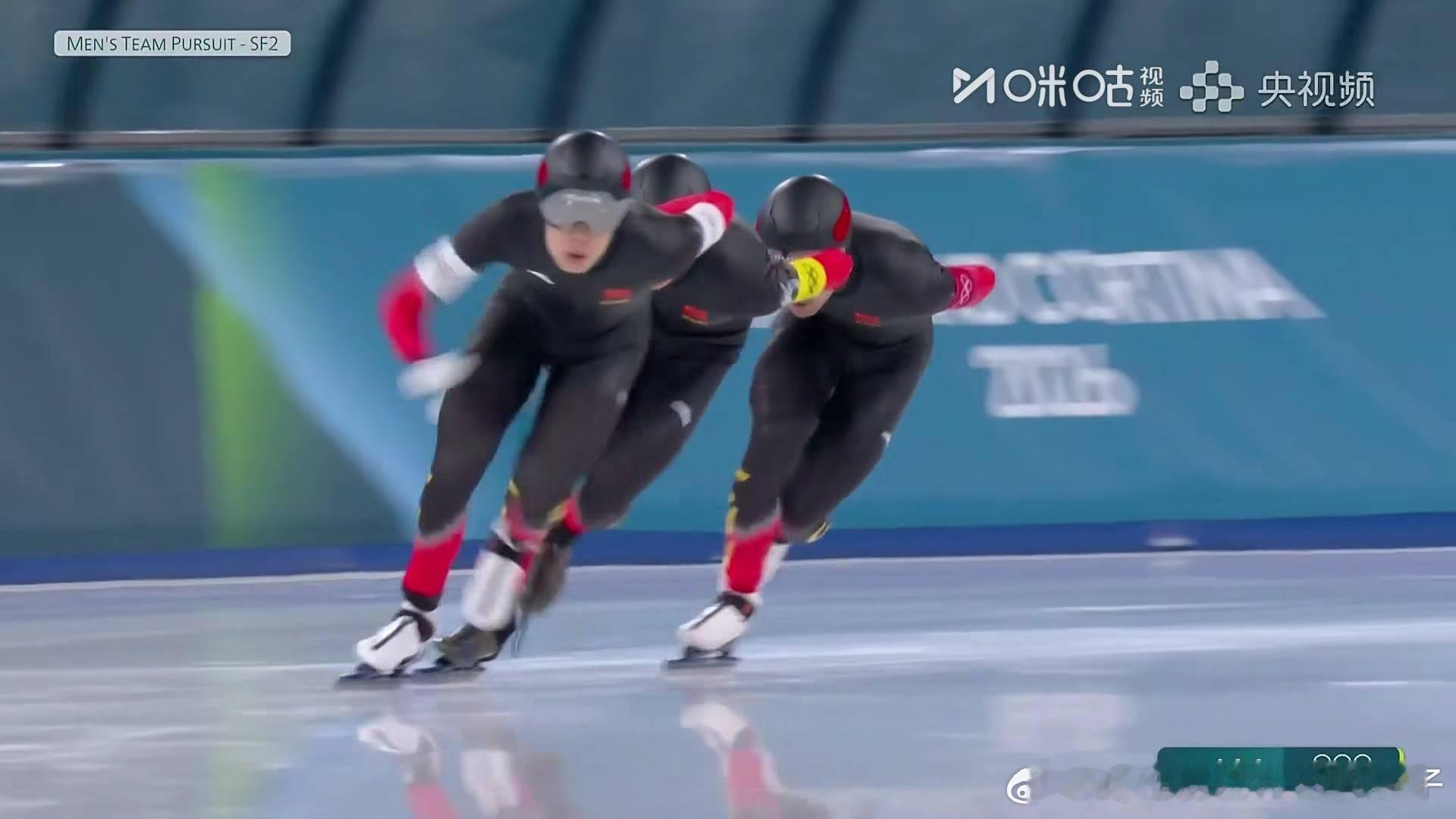 2026年米兰冬奥会速度滑冰男子团体追逐半决赛：刘瀚彬、宁忠岩、吴宇组成的中国队