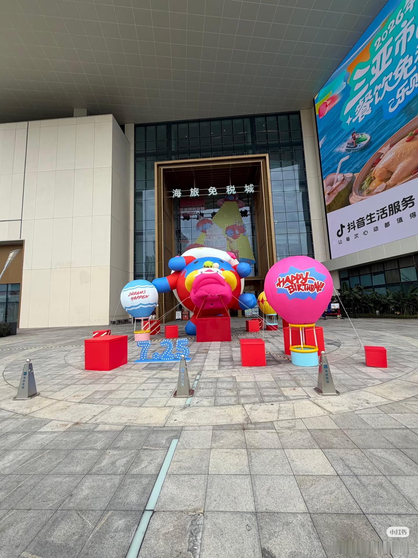 一定是因为风大，才不是因为孩子头大（ps 海旅已经派工作人员去调整了） 
