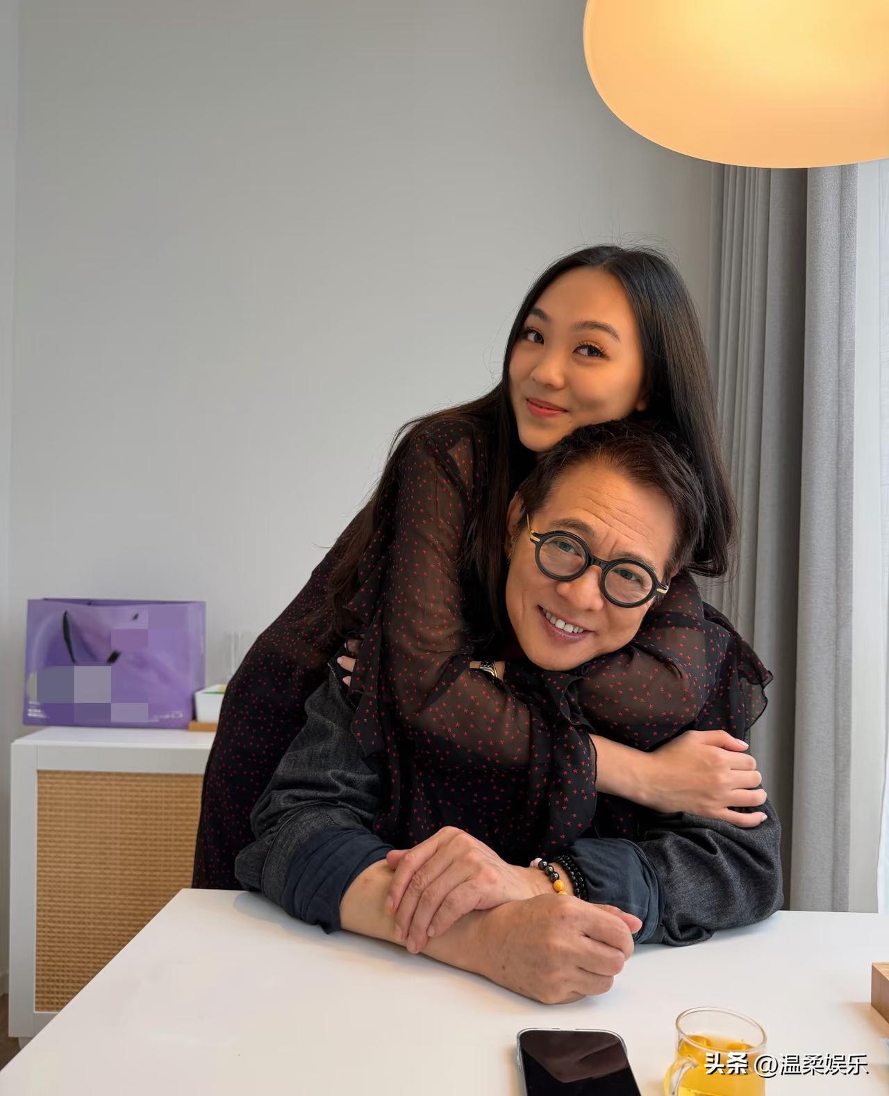 李连杰发文称身体又吃不消了！
10天他跑了四个城市🌆
女儿已经来到他身边了！工