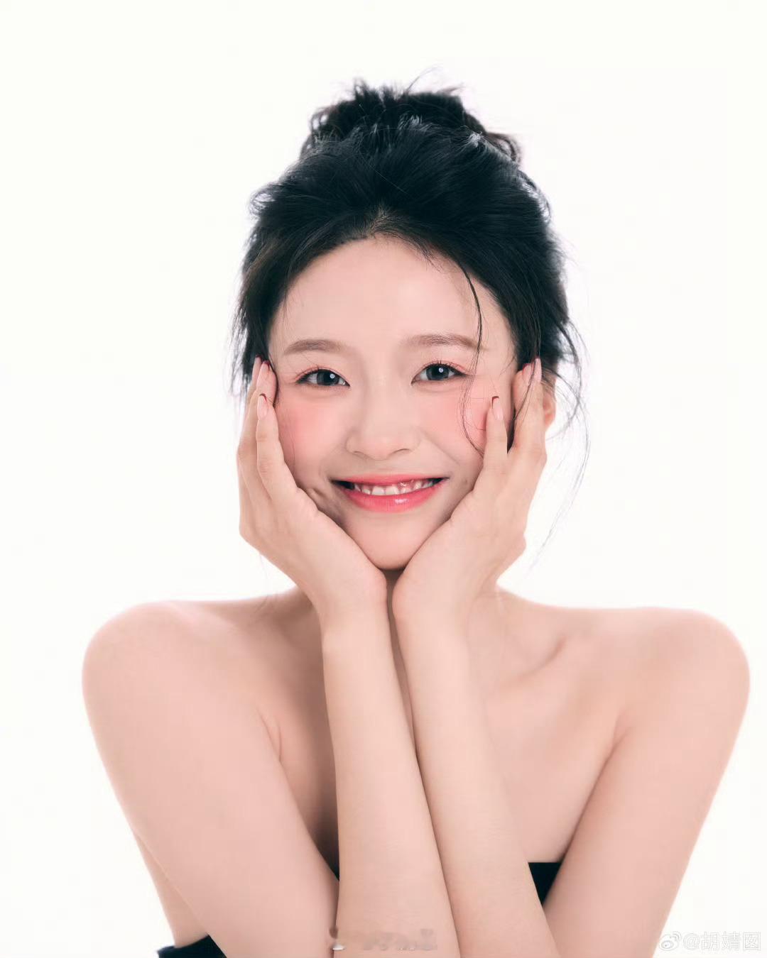 胡婧囡来战《来战》主演团里这个新面孔好吸睛！胡婧囡看着青涩灵气，一毕业就演大戏，