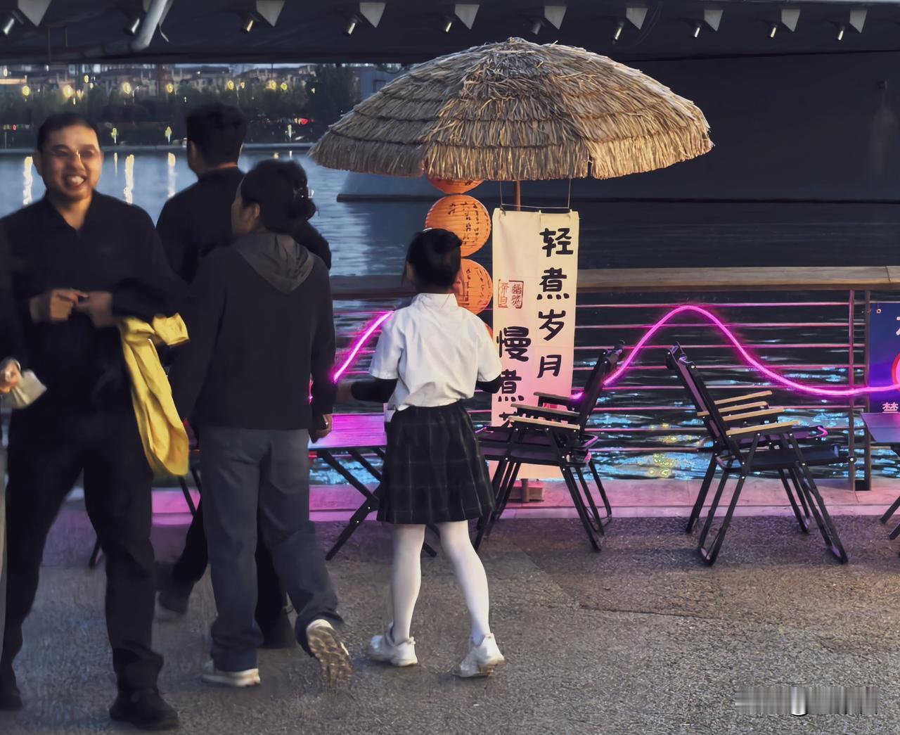 江边的小夜摊才是城市的灵魂！草伞一撑，灯笼一挂，连路过的小朋友都忍不住回头瞧瞧。