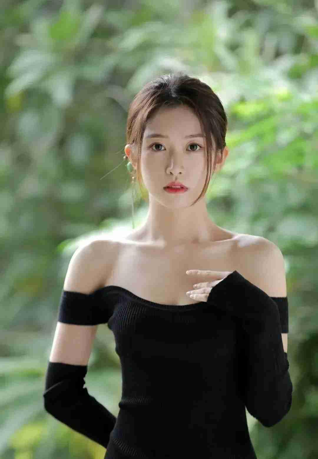 少女摄影|NO.0313期
清冷感优雅少女外景写真