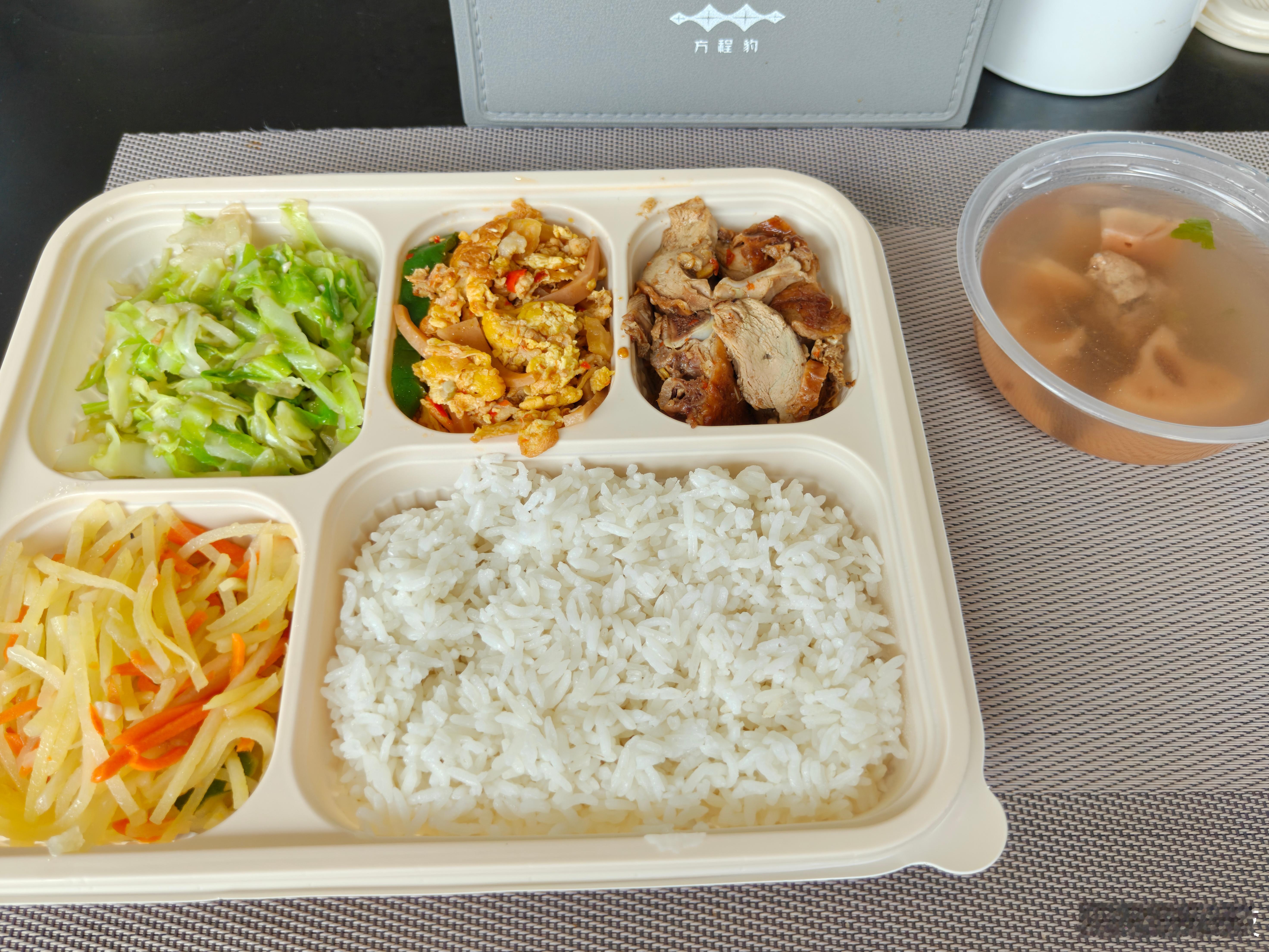 今天刚好在龙岗方程豹4S门店旁边拍车，刚拍完8分钟就开过来了，蹭一顿饭，很丰盛很