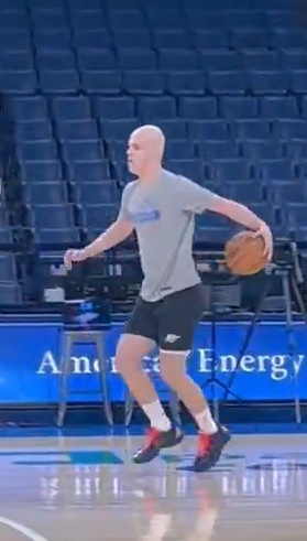 雷霆冠军后卫托皮奇在十月接受睾丸手术，今日据队记称在手术后第一次进行了赛前热身。