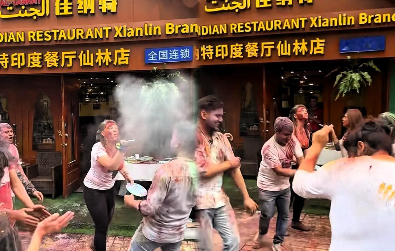 南京洒红节闹剧背后，是谁在纵容这种"文化特权"？
 
近期南京仙林街头的洒红节活