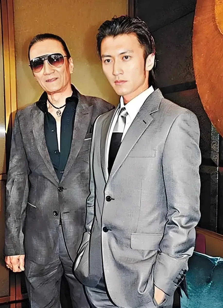 谢贤进ICU后一心要等谢霆锋回香港 人在虚弱的时候当然希望儿子在身边啊 