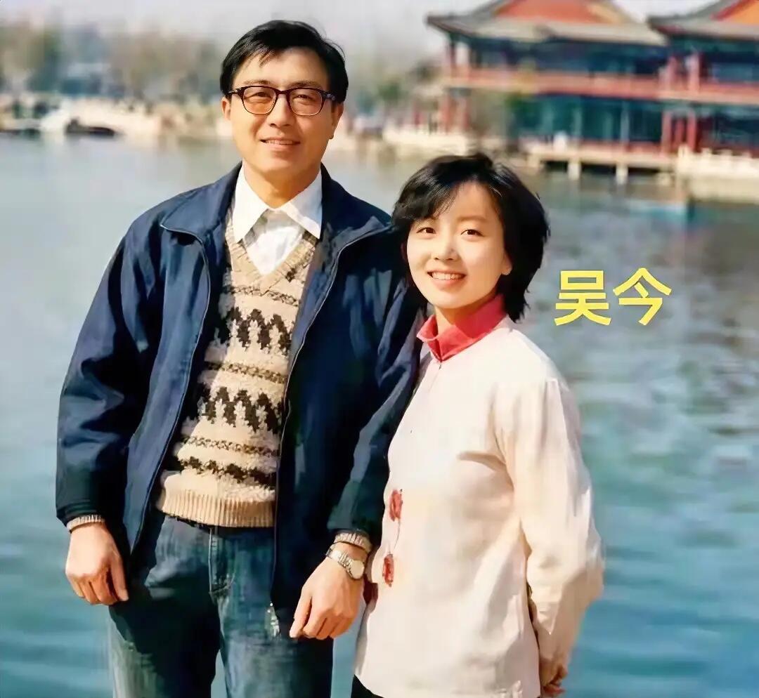 1987年，朱令亲姐吴今陪伴父亲吴承之一同出游时的珍贵合影，不久前吴今以优异成绩