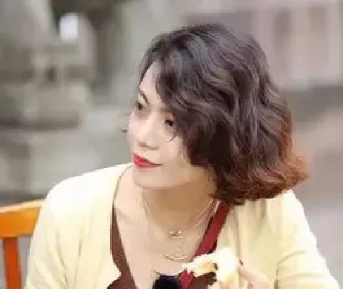 陈果一句话把我炸醒。
她说女人别等花谢才想结果。
我闺蜜三十那年嫌相亲土，埋头冲