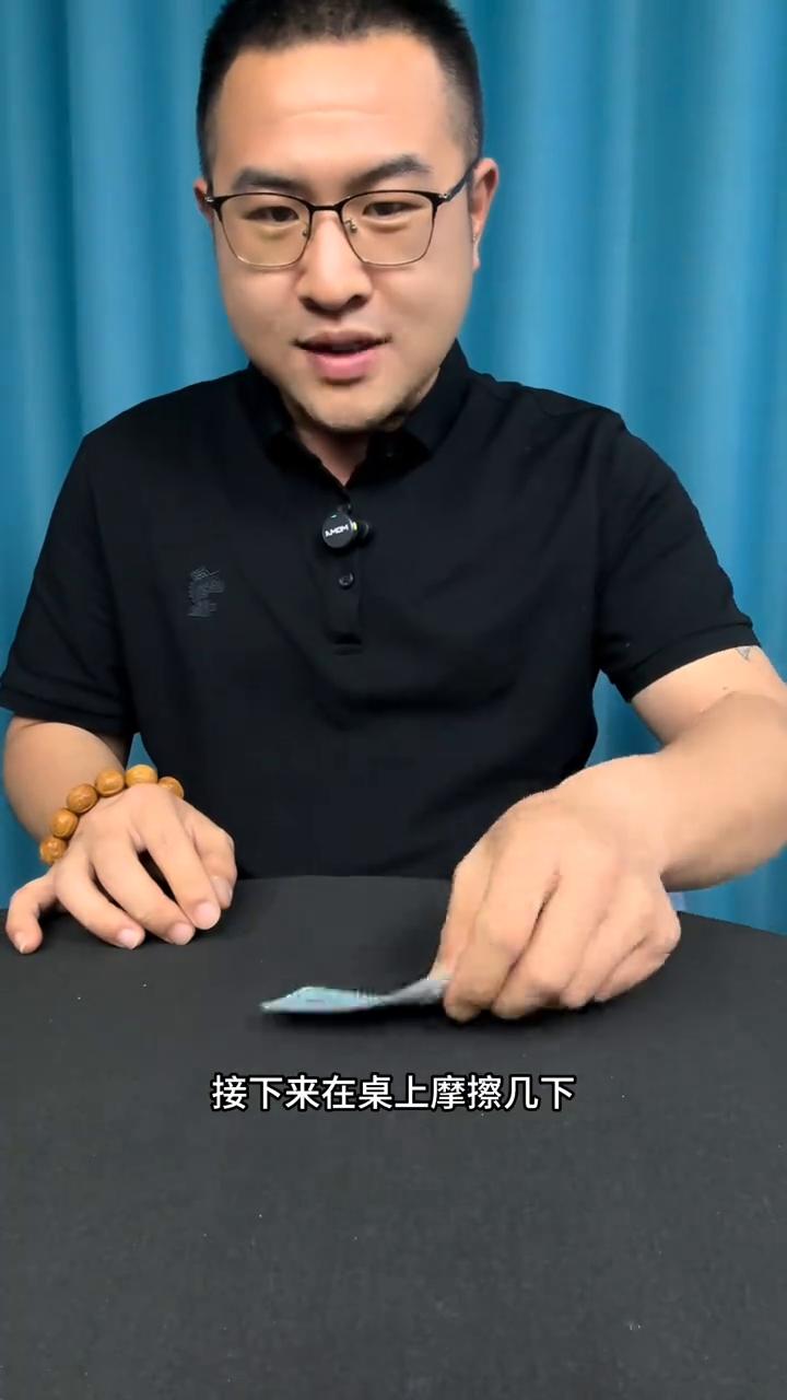 卡片平衡术揭秘：这样站起来终于破解了。
你把它放到这边，它还会站起来，或者你把它