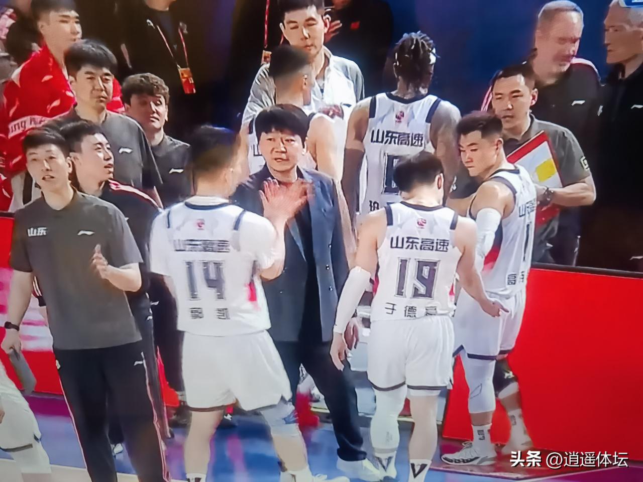 102：82，山东高速男篮客场大胜新疆！这场比赛是山东高速男篮本赛季打的最好的一