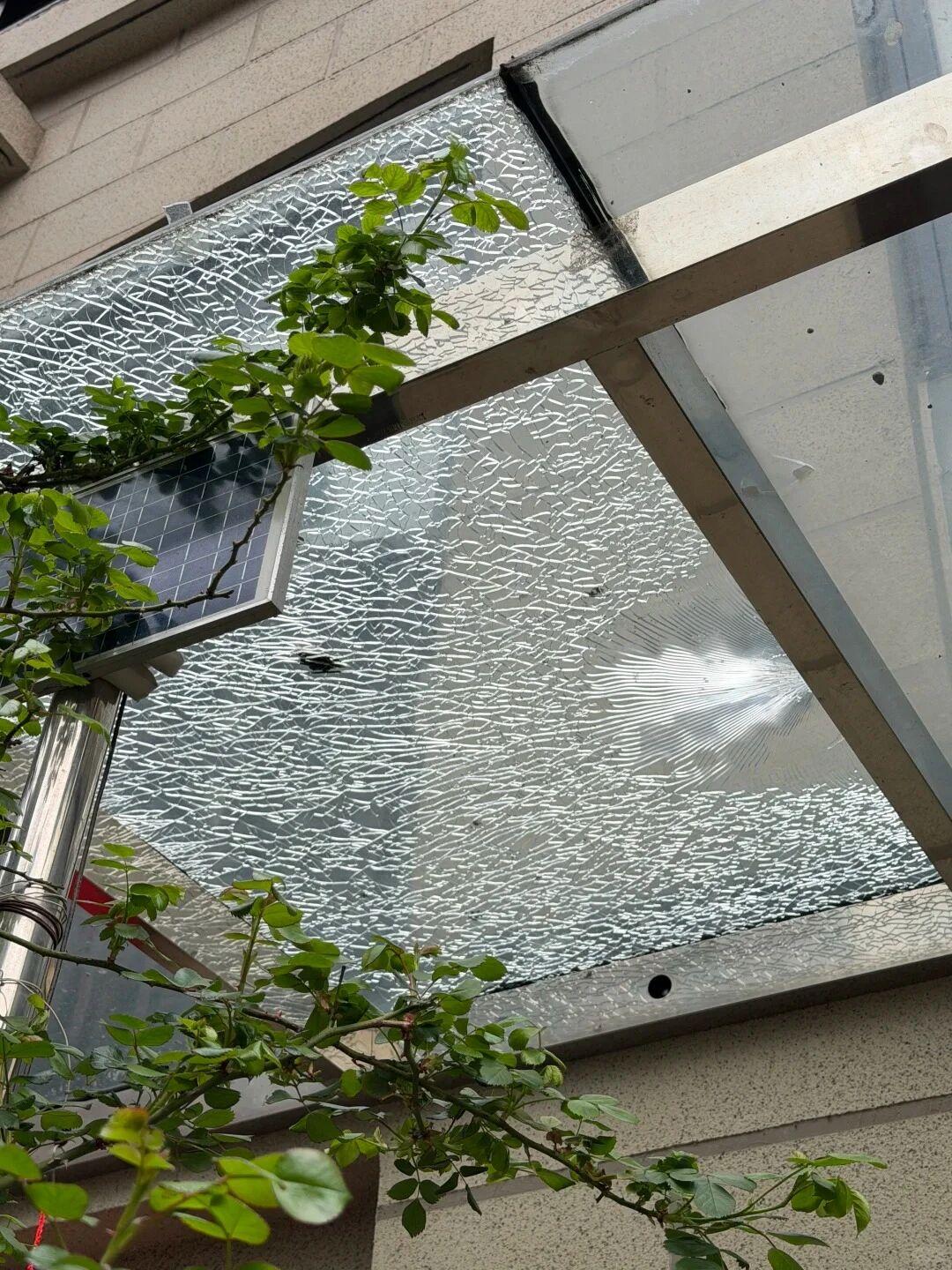 总是有人在抨击一楼，不该装雨棚什么的
我今天真的很庆幸我们家有雨棚，这么厚的夹胶