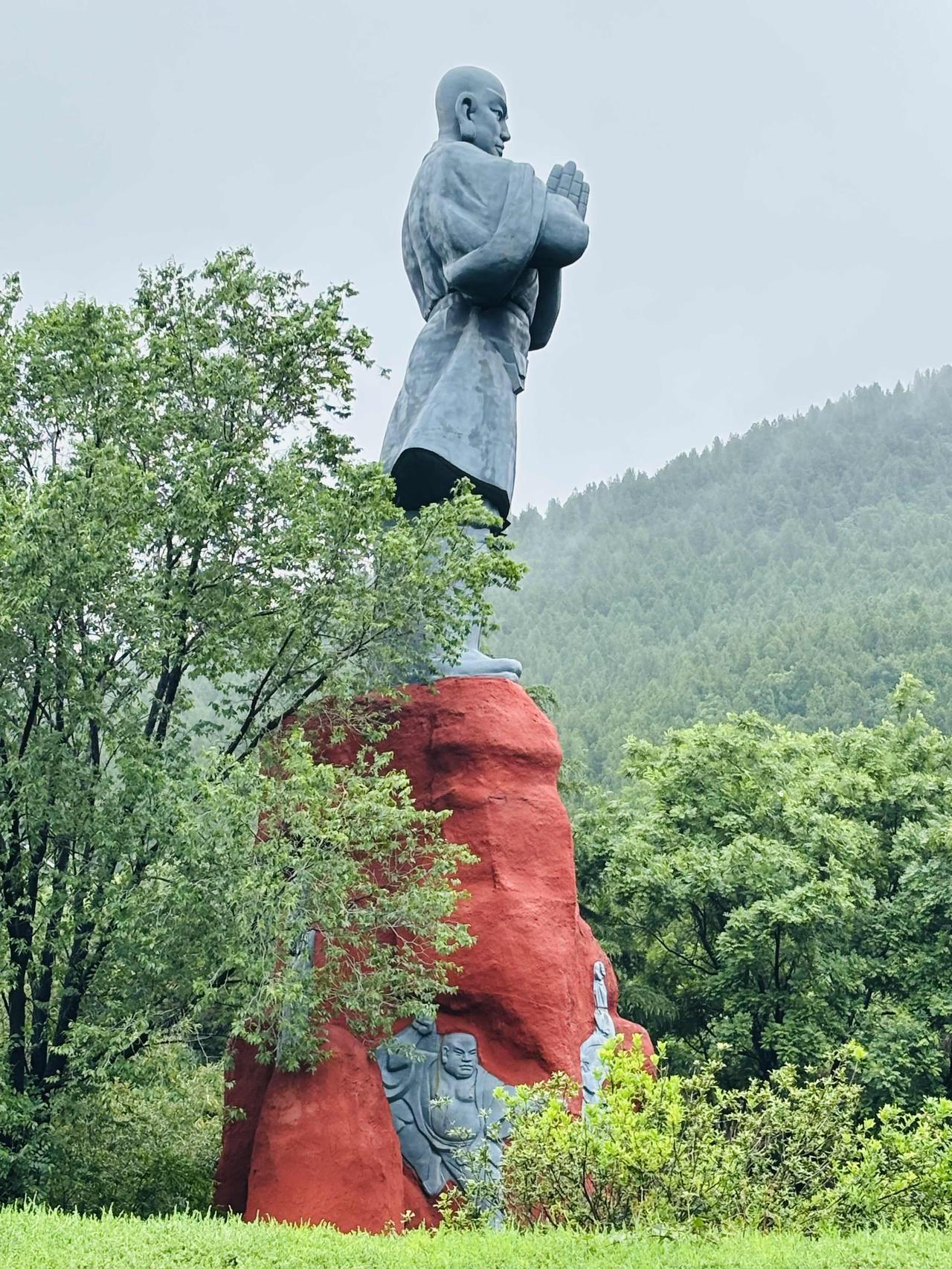 5月17日早上坐杭州出发的高铁，下午1点多到达郑州。行李放进维也纳大酒店，马上冒