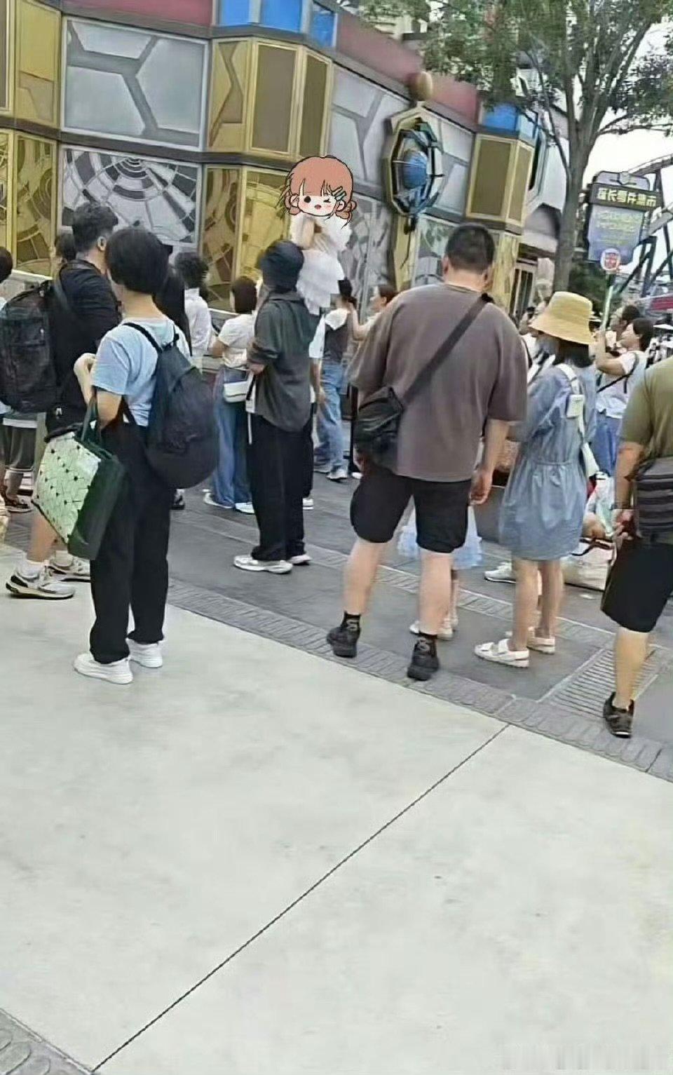 环球影城偶遇谢娜偶遇谢娜带女儿逛环球影城被偶遇的温馨画面！谢娜带女儿逛环球，认真