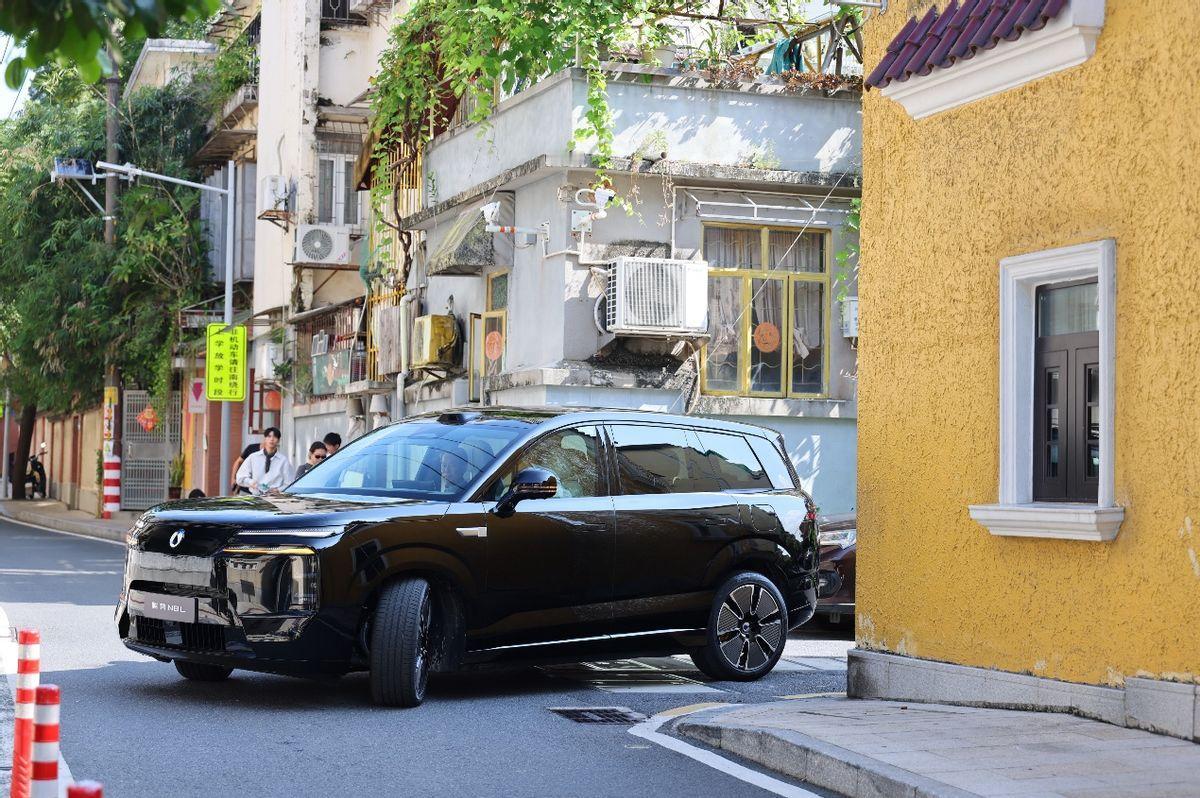 陈小春应采儿喜迎“家庭新成员”，腾势N8L到底有多贴心？


近日，娱乐圈 “硬