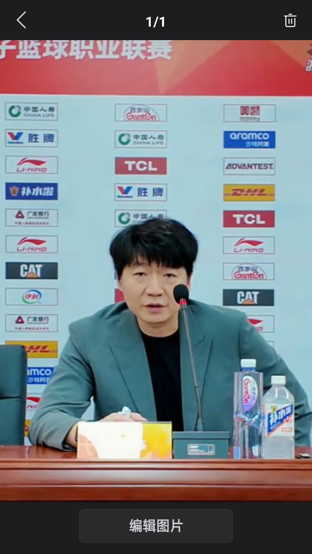 昨晚山东队客场23分惨败给浙江稠州队，战绩排名下滑到积分榜第七。赛后主教练邱彪接