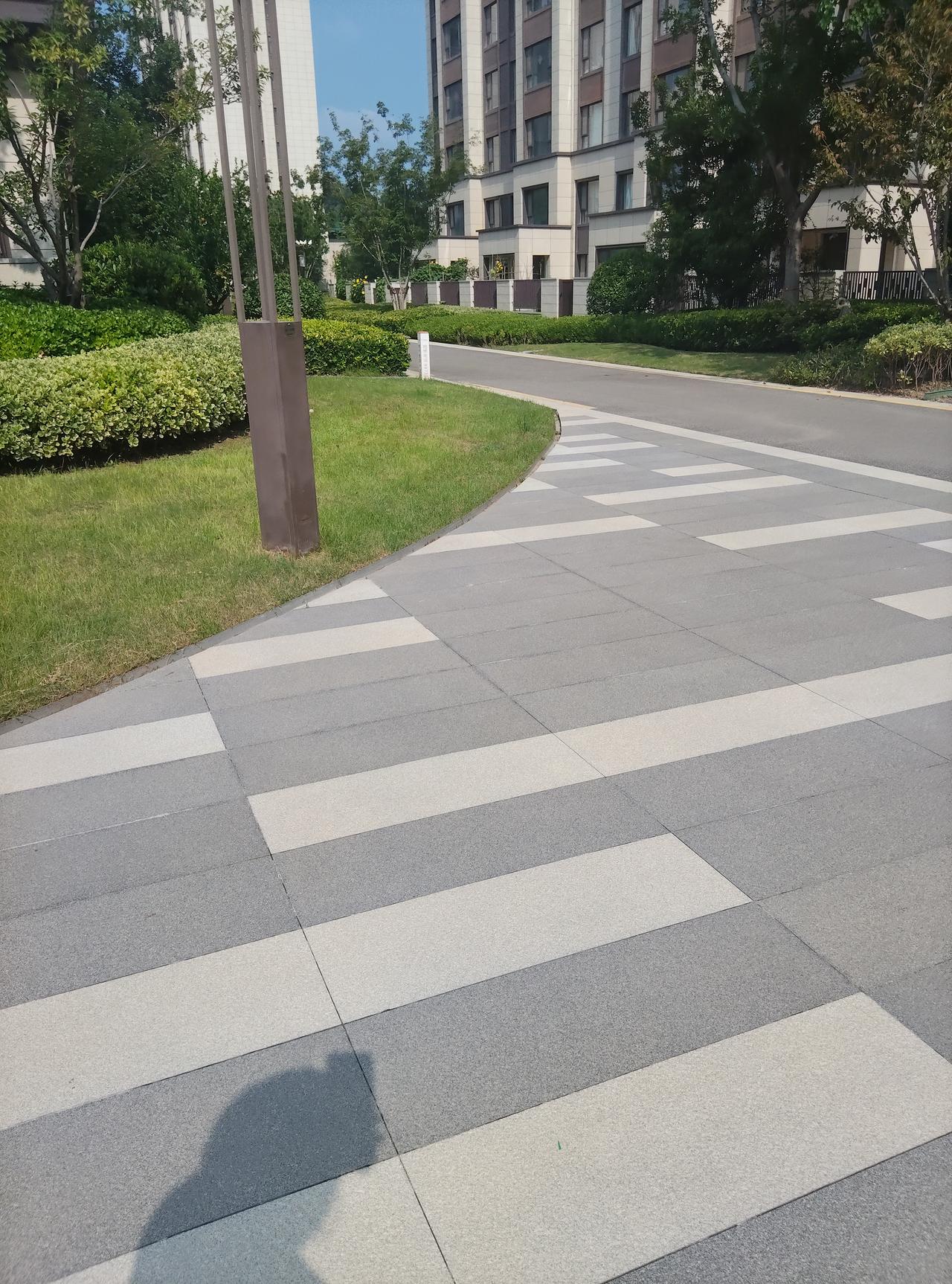 我是宝妈，在家全职带两个孩子，没有家人帮衬。大宝初中，二宝幼稚园中班。每天忙的脚