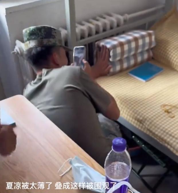 军训叠被学生夏凉被变“豆腐条”，当事人：教官被逗的说不出来话了。#学生把夏凉被叠