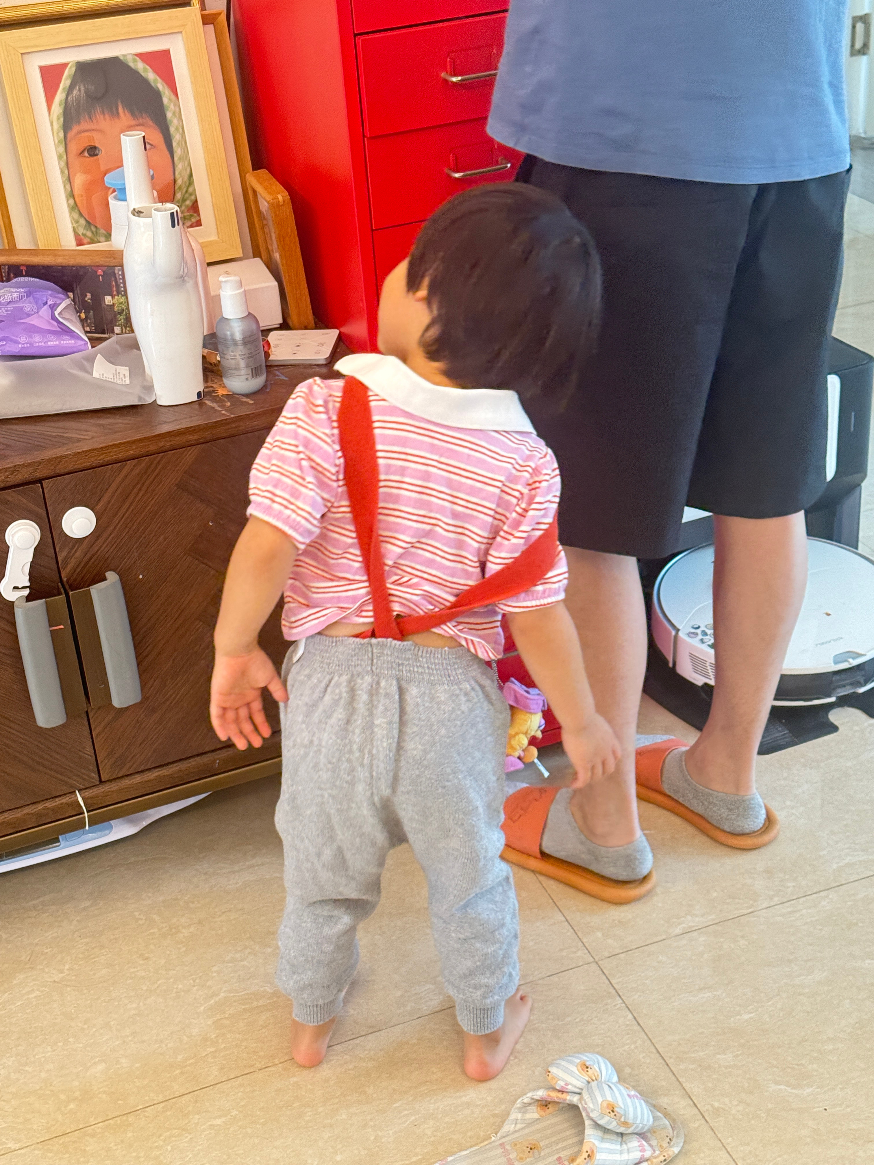 我不信邪说不可能长那么快吧！这件可以？那件可以吧？把球宝抓过来试了试结果孩子长的