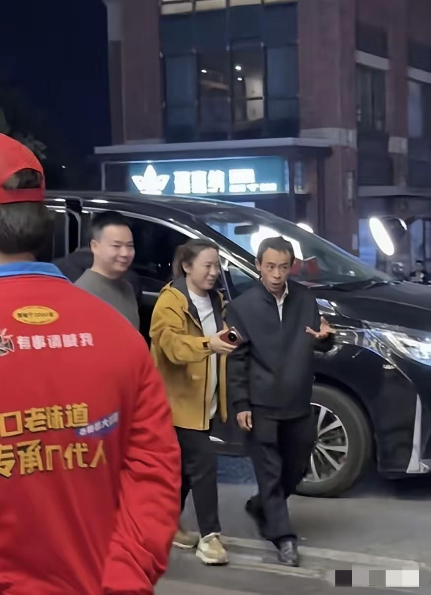 身穿行政夹克衫，脚穿黑皮鞋，这种打扮一看就知道是领导款了。

可现实不是这样的，