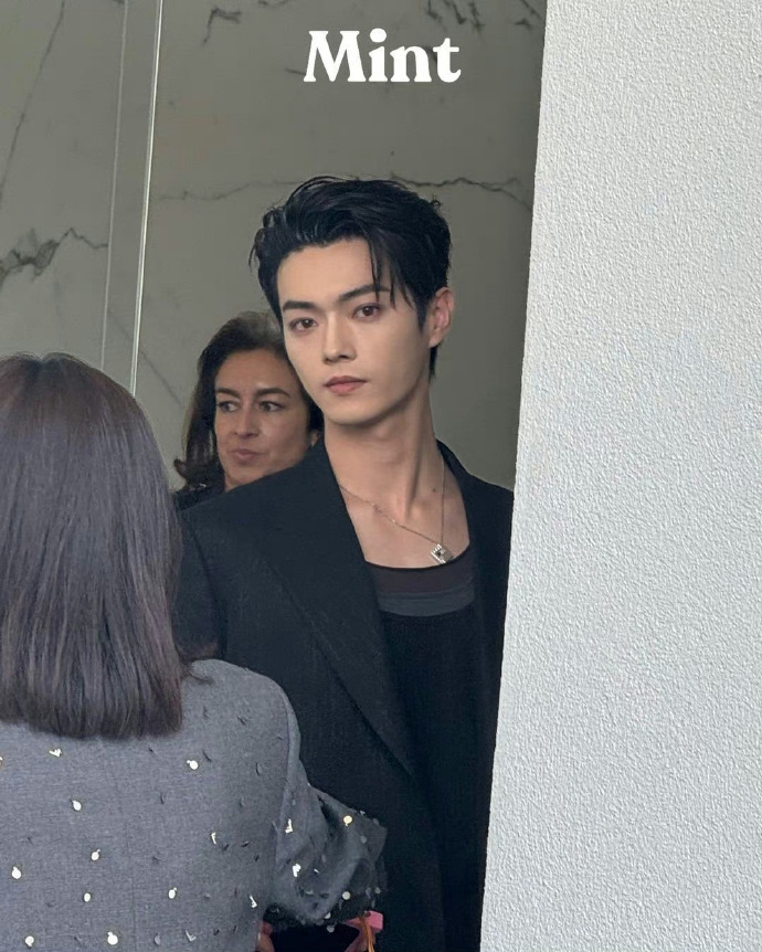 #许凯看秀穿搭小心机#  看秀穿搭的小心机get到了👀，这一次许凯在FENDI