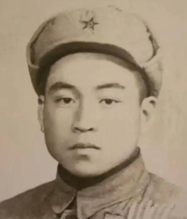 1951年，美军俘虏了一个17岁的志愿军战士，美军用电话线把他捆住，连夜拉去领赏