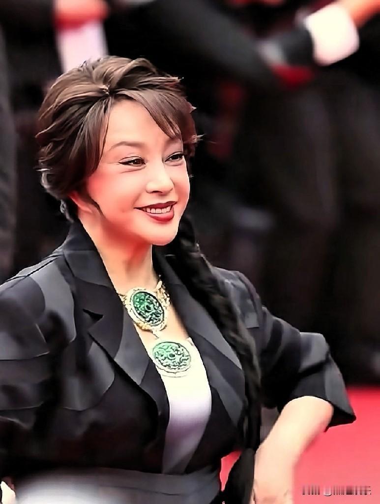 刘晓庆真的太让人佩服了！2025年初《一路繁花》开播，她在节目里状态超棒。虽然一