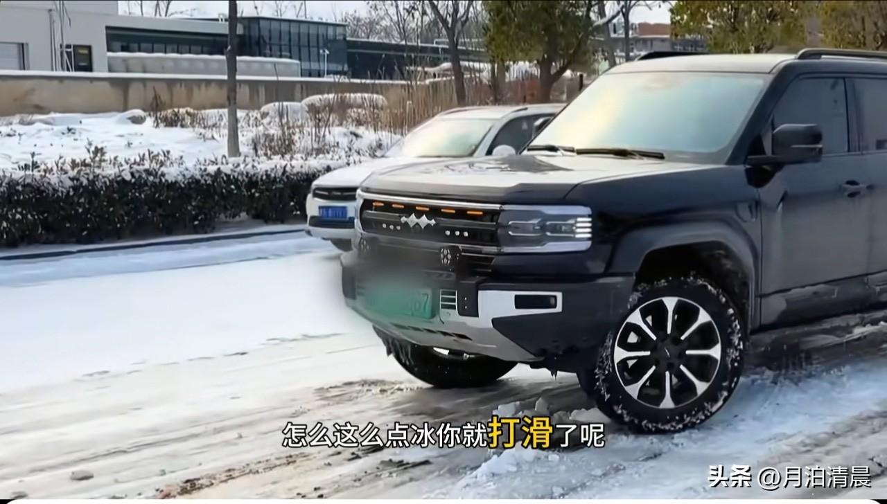 比亚迪的方程豹真的有资格称得上是硬派越野吗？看了一个视频，一辆方程豹钛7在一个很