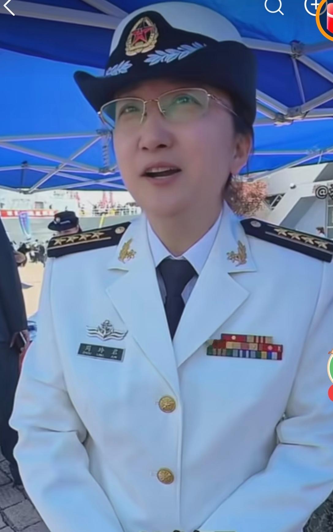 这位女大校履历牌是不是有点单薄？不到二十年，就晋升为大校，一定是有过人的本领。