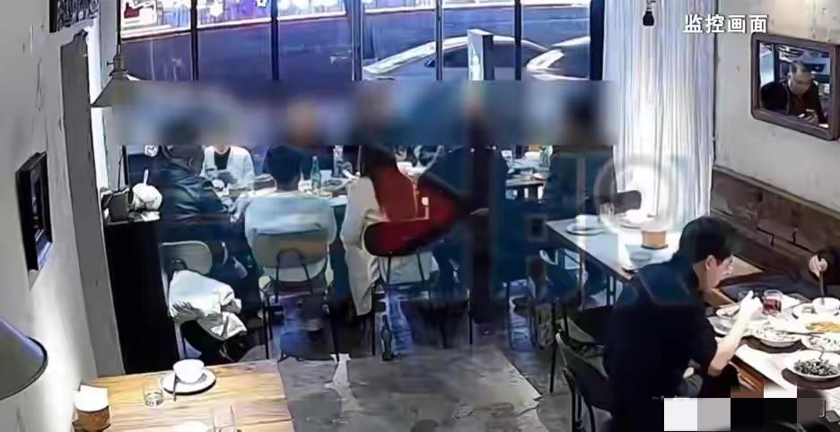 重庆，十人聚餐结束，只有一人留下付款，
组局者跑路，就问你尴尬不尴尬？
12月1